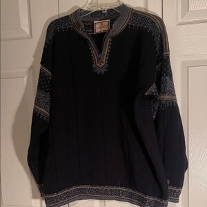 Men's Black and Gray Sweater